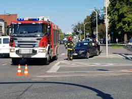 Wypadek z udziałem nieoznakowanego radiowozu policyjnego na skrzyżowaniu w Opolu