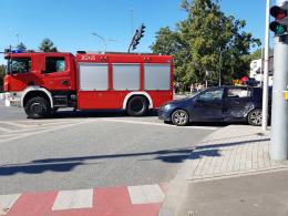 Wypadek z udziałem nieoznakowanego radiowozu policyjnego na skrzyżowaniu w Opolu