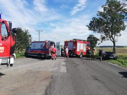 Czołowe zderzenie BMW i Fiata. Dwie osoby w szpitalu