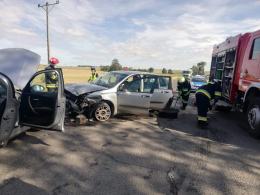 Czołowe zderzenie BMW i Fiata. Dwie osoby w szpitalu