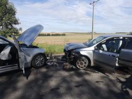 Czołowe zderzenie BMW i Fiata. Dwie osoby w szpitalu