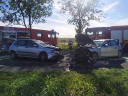 Czołowe zderzenie BMW i Fiata. Dwie osoby w szpitalu