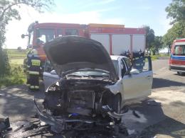 Czołowe zderzenie BMW i Fiata. Dwie osoby w szpitalu
