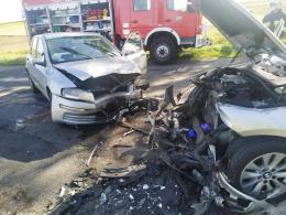Czołowe zderzenie BMW i Fiata. Dwie osoby w szpitalu