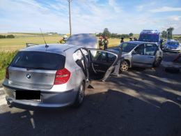 Czołowe zderzenie BMW i Fiata. Dwie osoby w szpitalu