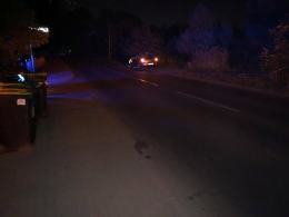 Policja szuka żartownisia, który ustawił na ulicy kosze na śmieci. Doszło do wypadku