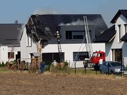 Strażacy walczą z pożarem budynku przy ulicy Wakacyjnej w Opolu