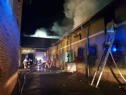 Mieszkańcy i kilkanaście zastępów straży walczyło z pożarem budynku gospodarczego