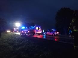 Jedna osoba ranna po zderzeniu dwóch osobówek i busa koło Lewina Brzeskiego