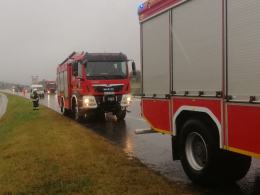 Toyota wypadła z autostrady. Poszkodowana kobieta w ciąży i dziecko