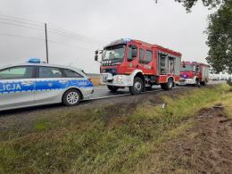 Niebezpiecznie na drogach. Samochód dachował w powiecie oleskim