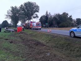 Niebezpiecznie na drogach. Samochód dachował w powiecie oleskim