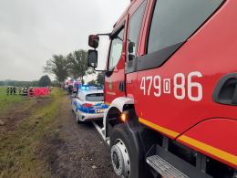 Niebezpiecznie na drogach. Samochód dachował w powiecie oleskim