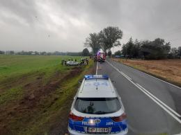 Niebezpiecznie na drogach. Samochód dachował w powiecie oleskim