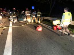 Czołowe zderzenie osobówki z ciężarówką w Zielęcicach. Nie żyje 18-letnia kobieta
