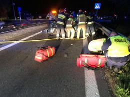 Czołowe zderzenie osobówki z ciężarówką w Zielęcicach. Nie żyje 18-letnia kobieta