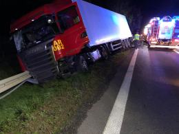 Czołowe zderzenie osobówki z ciężarówką w Zielęcicach. Nie żyje 18-letnia kobieta