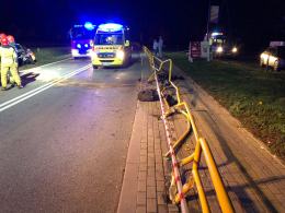 Folwark: Kierowca staranował barierki i wypadł z drogi