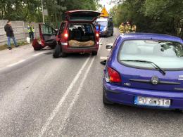 Czołowe zderzenie pojazdów na Luboszyckiej. Ranna matka z dziećmi