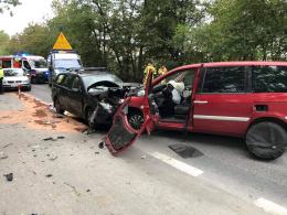 Czołowe zderzenie pojazdów na Luboszyckiej. Ranna matka z dziećmi