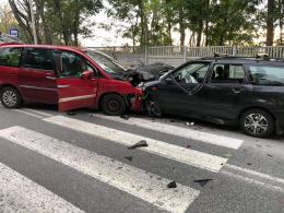 Czołowe zderzenie pojazdów na Luboszyckiej. Ranna matka z dziećmi