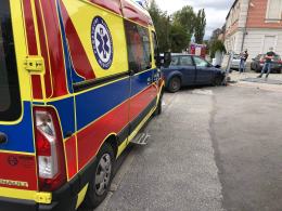 Kierujący Fordem wjechał w betonowy słup przy posesji