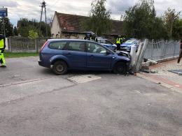 Kierujący Fordem wjechał w betonowy słup przy posesji