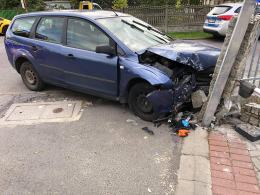 Kierujący Fordem wjechał w betonowy słup przy posesji