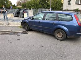 Kierujący Fordem wjechał w betonowy słup przy posesji