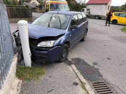 Kierujący Fordem wjechał w betonowy słup przy posesji