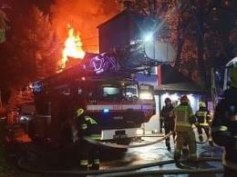 Pożar domu i salonu meblowego. W Solarni. W akcji 13 zastępów straży