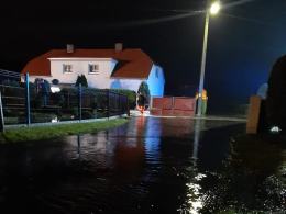 Woda zalała wiele posesji, trudna sytuacja powodziowa w województwie