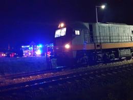 Bus z 3 osobami na pokładzie wjechał pod lokomotywę