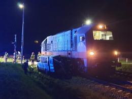 Bus z 3 osobami na pokładzie wjechał pod lokomotywę
