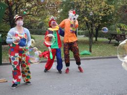 Świetna inicjatywa Fundacji Dr Clown pod szpitalem. Dawali uśmiech dla dzieci na odległość