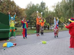 Świetna inicjatywa Fundacji Dr Clown pod szpitalem. Dawali uśmiech dla dzieci na odległość