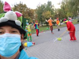 Świetna inicjatywa Fundacji Dr Clown pod szpitalem. Dawali uśmiech dla dzieci na odległość