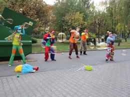 Świetna inicjatywa Fundacji Dr Clown pod szpitalem. Dawali uśmiech dla dzieci na odległość