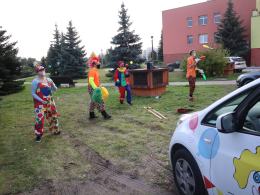Świetna inicjatywa Fundacji Dr Clown pod szpitalem. Dawali uśmiech dla dzieci na odległość