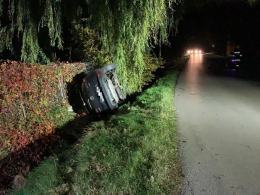 Kierowca Mazdy zakończył jazdę w rowie. Był pijany