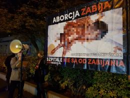 Obrońcy życia odmawiali różaniec pod Szpitalem Ginekologicznym w Opolu