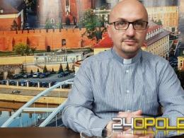 ( - A ja Was proszę, nie brońcie Kościoła "za wszelką cenę". Jezus uczy czegoś innego. Uczy obumierania, nie brania za miecz. Kościół ma jedną "broń": miłość, która wybacza - kontruje wypowiedź szefa Prawa i Sprawiedliwości Jezuita, Grzegorz Kramer)