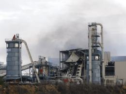Ponad 20 zastępów straży walczy z pożarem w Kronospanie