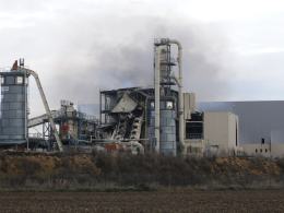Ponad 20 zastępów straży walczy z pożarem w Kronospanie