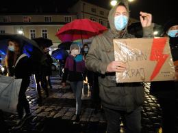 Jedni pojechali do Warszawy, inni protestują na ulicach miast. Kolejny dzień protestów w Opolu