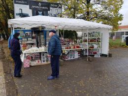 Cmentarze zamknięte. W dalszym ciągu można kupić kwiaty, pomóżmy kupcom