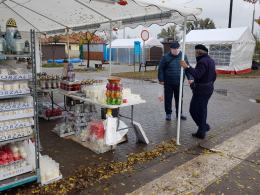 Cmentarze zamknięte. W dalszym ciągu można kupić kwiaty, pomóżmy kupcom