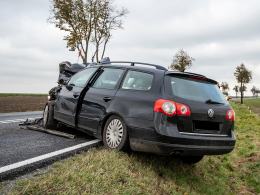 Niebezpieczne zdarzenie pod Kluczborkiem. Po zderzeniu kierowca wypadł z pojazdu