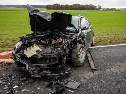 Niebezpieczne zdarzenie pod Kluczborkiem. Po zderzeniu kierowca wypadł z pojazdu