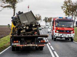 Niebezpieczne zdarzenie pod Kluczborkiem. Po zderzeniu kierowca wypadł z pojazdu